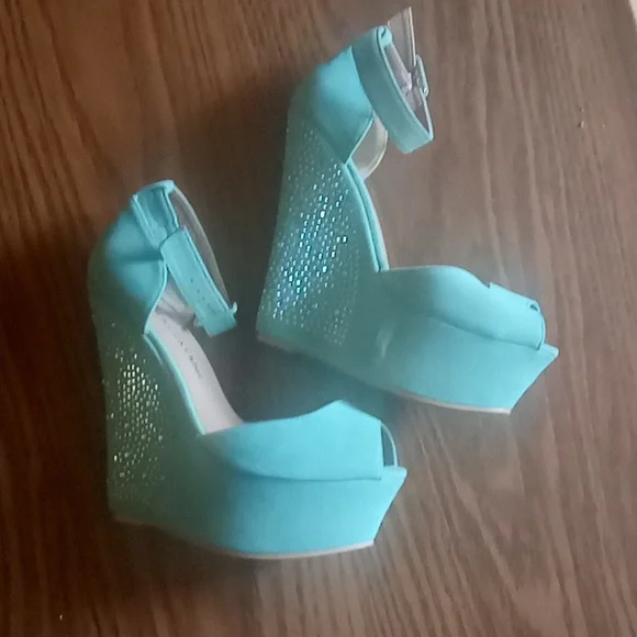 Nwt Platform heels - Picture 1 of 4
